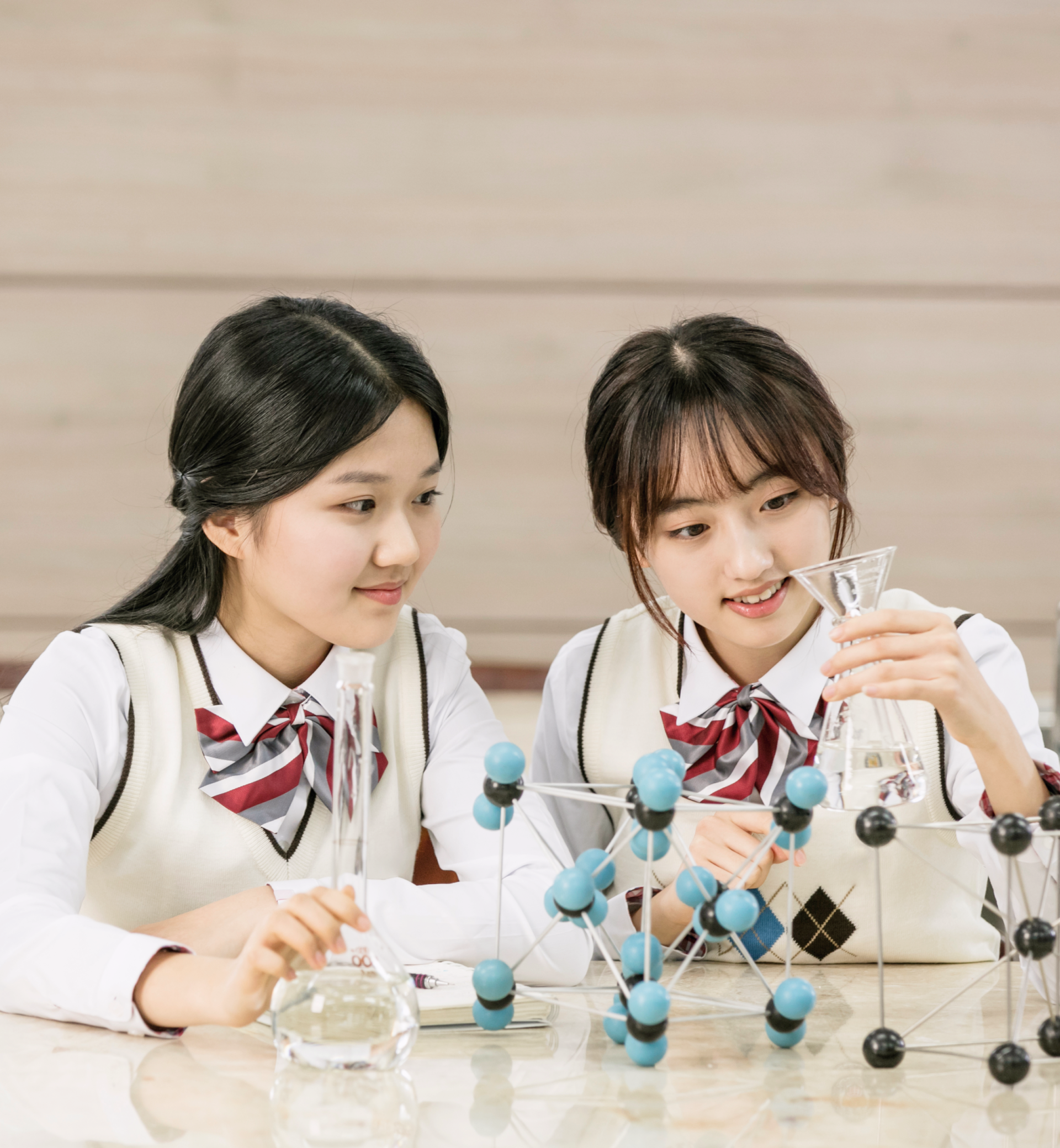 과학 실헙중인 두 여학생